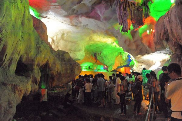 (圣迹苍岩旅游区门票)穿越时空探寻圣迹苍岩：神秘遗迹的探索与解密